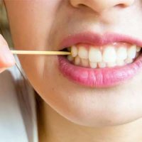 خطرات استفاده از خلال دندان برای تمیز کردن دندان‌ها 