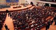 درگیری فیزیکی در پارلمان عراق/ نمایندگان به هم یکدیگر کفش پرتاب کردند!