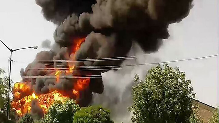 یک کارخانه در تهران آتش گرفت
