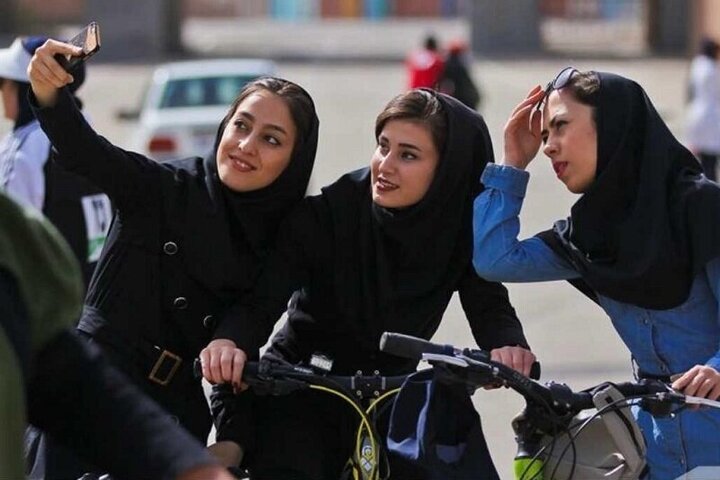 ممنوع بودن خروج زنان از ایران هیچ توجیهی ندارد/ زندگی امروز فرمانبرداری و فرماندهی نیست