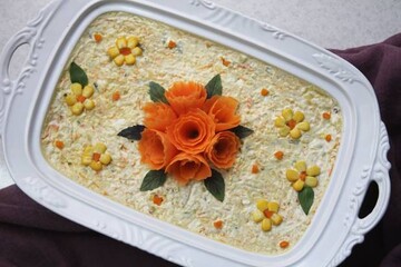 خورشت درست کردن بانوی ایرانی با سالاد الویه! + عکس