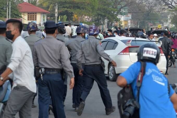 پیوستن بیش از ۱۰۰ مامور پلیس میانمار به جمع معترضان 