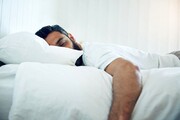 کدام حالت خوابیدن موجب چروک شدن پوست می‌شود؟