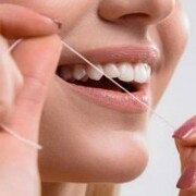 فواید مهم کشیدن نخ دندان قبل از مسواک‌زدن