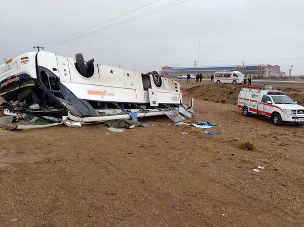 یک اتوبوس مسافربری در اصفهان واژگون شد/ آمار کشته‌ها اعلام شد