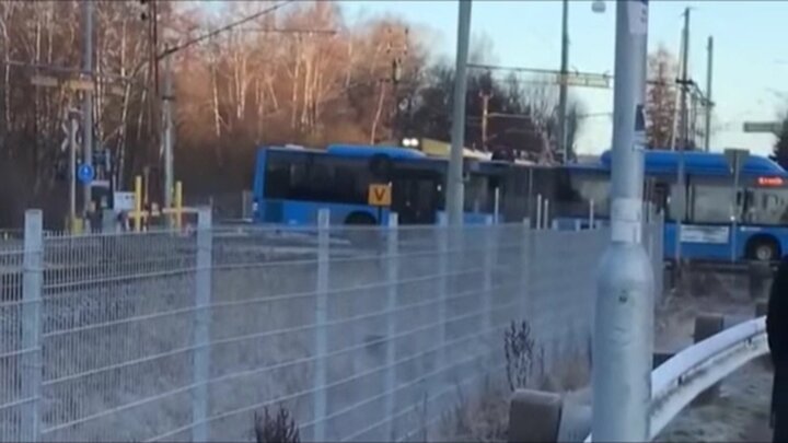 صحنه دلهره آور تصادف قطار با اتوبوس مسافربری / فیلم