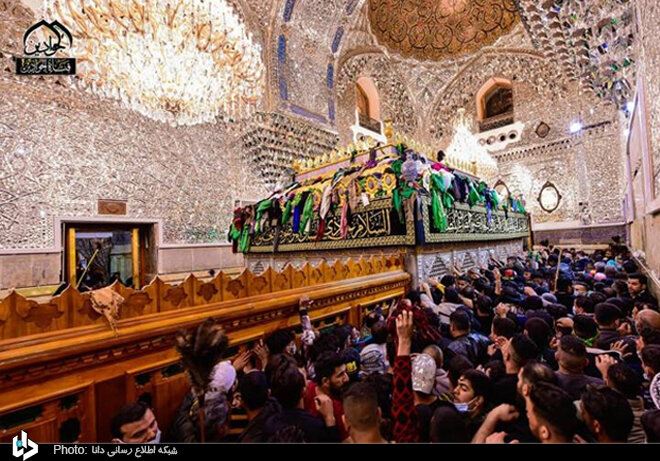 حضور زائرین در حرم شریفین کاظمین در سالروز شهادت امام موسی کاظم(ع)