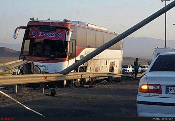 تصادف اتوبوس مسافربری در گردنه حیران؛ ۱۵ نفر مصدوم
