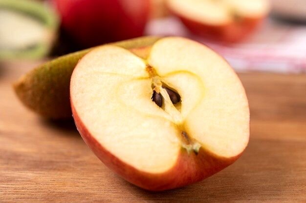 خواص فراوان هسته سیب که از آن بی‌اطلاعید | آیا سیب را باید با دانه آن بخوریم؟