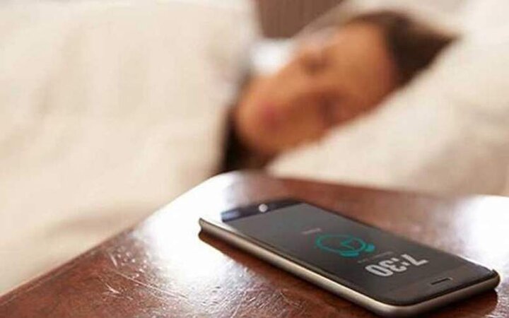 عوارض خطرناک بیدار شدن با زنگ موبایل