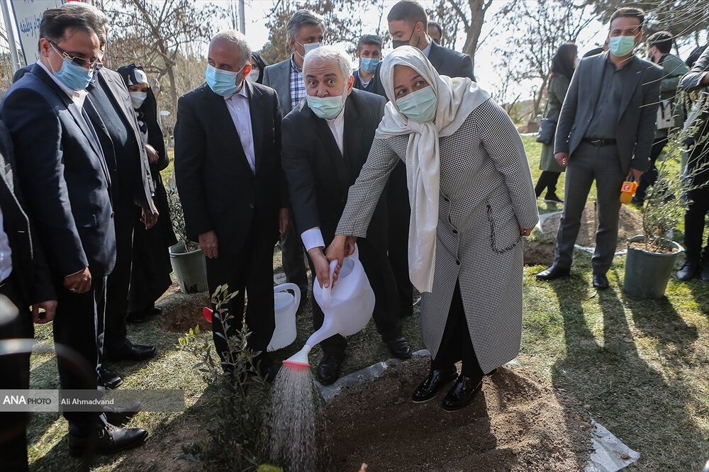 درختکاری وزیر امورخارجه به همراه همسرش / تصاویر