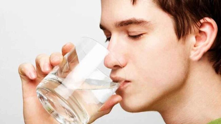 فواید بی‌نظیر نوشیدن آب ولرم برای سلامتی انسان / عکس