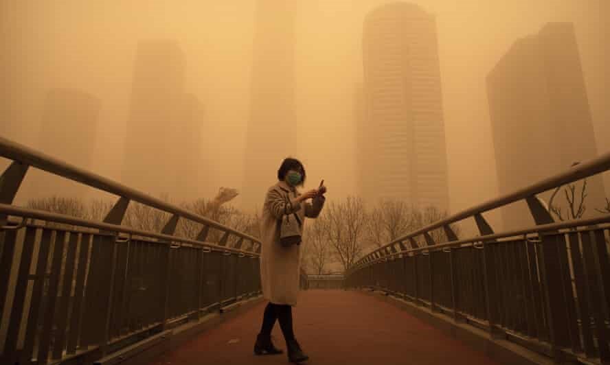 توفان شن در پکن؛ آسمان پایتخت چین نارجی شد / فیلم و عکس