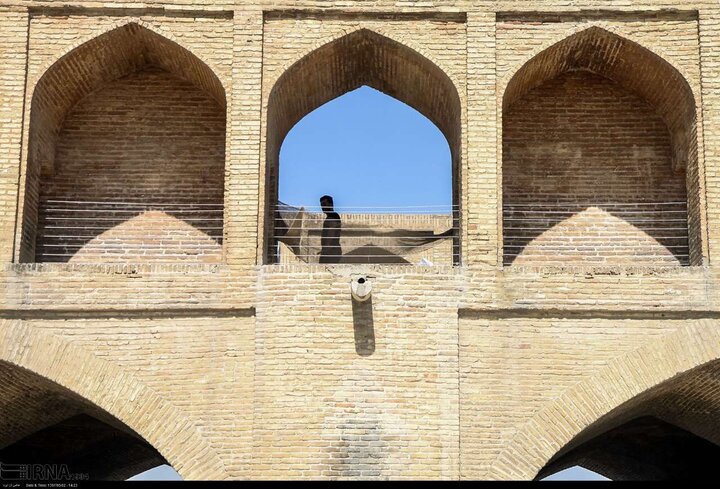 پرتاب‌ ترقه به بناهای تاریخی اصفهان در شب چهارشنبه آخر سال