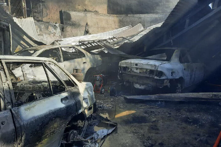 آتش‌سوزی گسترده یک گاراژ در جاده خاوران/ فیلم