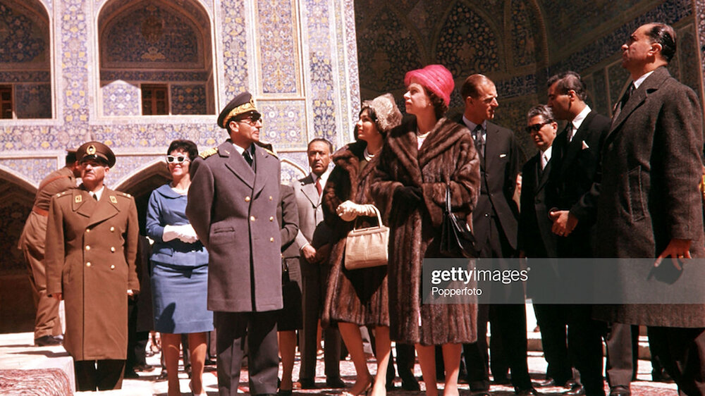 ملکه الیزابت دوم و همسرش شاهزاده فیلیپ در اصفهان / عکس
