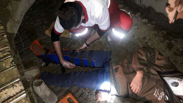 نجات نگهبان ۳۰ ساله پس سقوط از بیل مکانیکی در کردکوی / عکس
