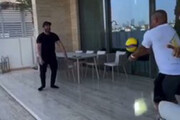 والیبال بازی کردن محمدرضا گلزار با فوتبالیست مشهور جهان / فیلم