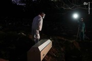 ویدئویی تلخ از دفن شبانه بیماران کرونایی‌ در قبرستان