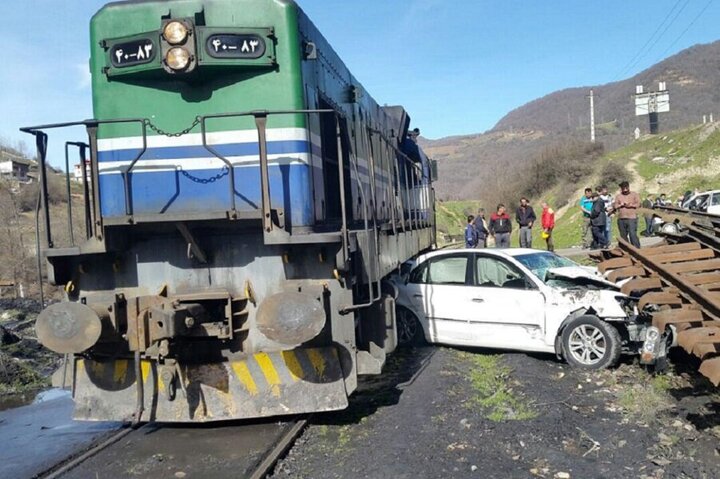تصادف مرگبار خودرو با قطار / راننده در دم جان باخت
