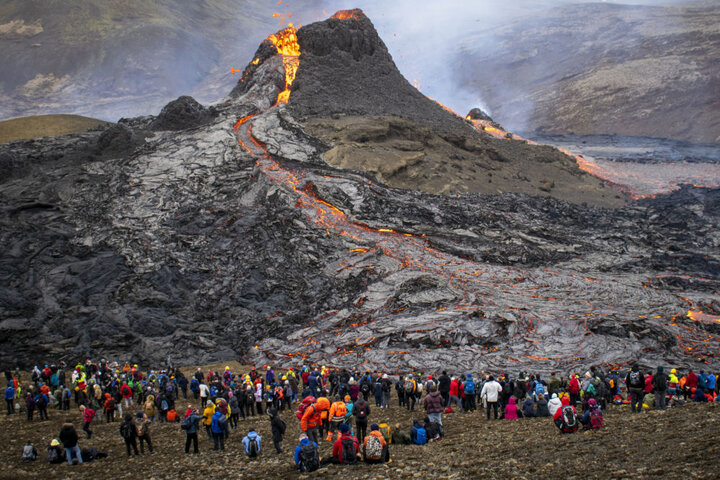 فوران گدازه‌های سوزان از کوه آتشفشانی در ایسلند / فیلم