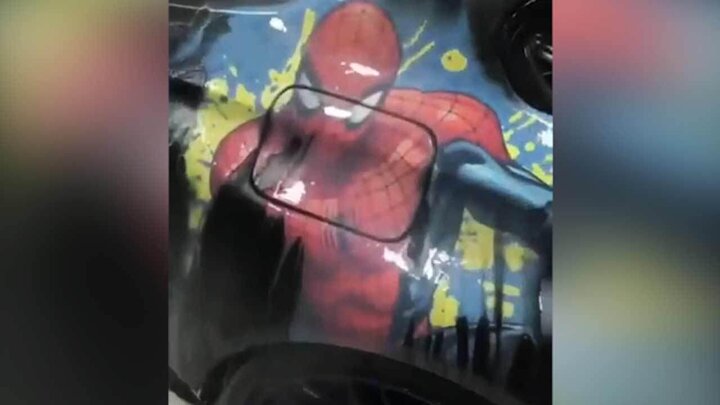 رنگ حرارتی عجیب با طرح مرد عنکبوتی بر روی بدنه خودرو / فیلم