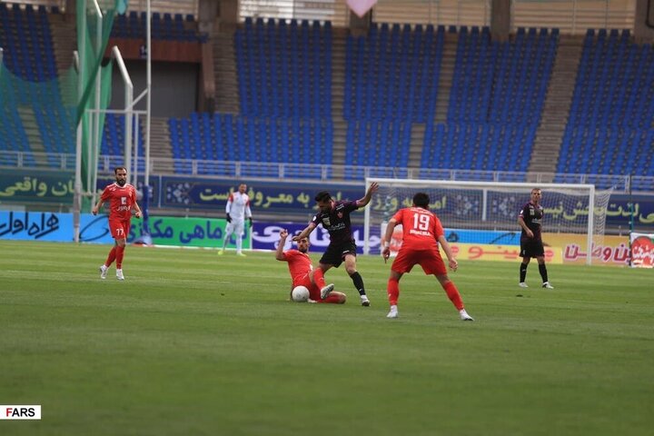 تماشاگران در ورزشگاه بازی پرسپولیس و پدیده مخفی شده بودند!