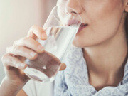 خطرات فراوان نوشیدن آب هنگام غذا خوردن