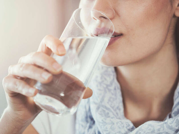 خطرات فراوان نوشیدن آب هنگام غذا خوردن 