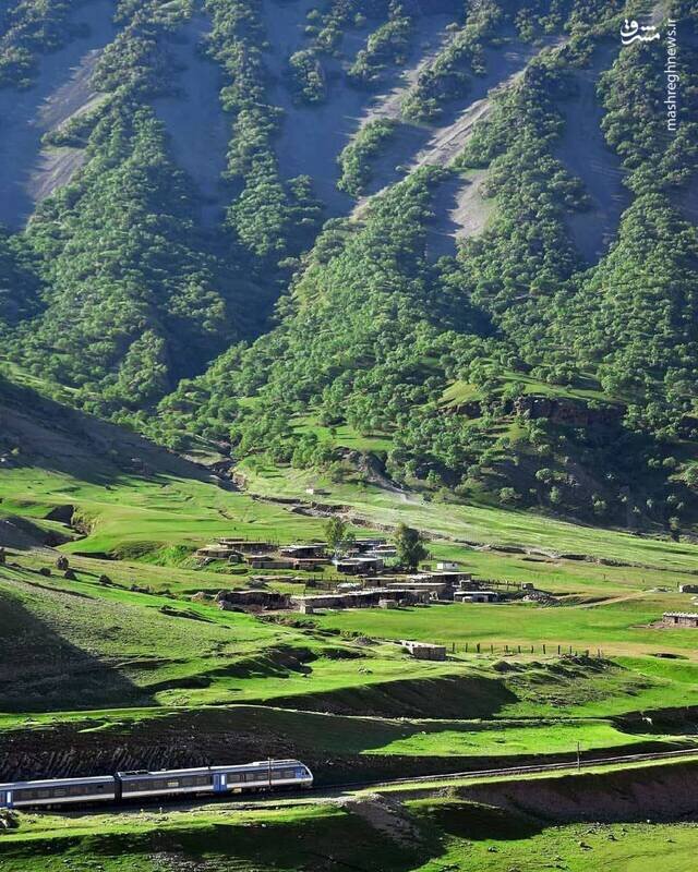 عبور قطار از دل کوهستان‌های زیبای لرستان / عکس