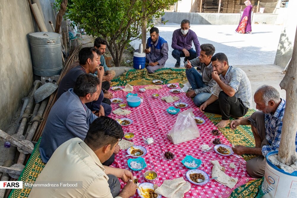 استراحت و خوردن صبحانه دامداران منطقه فیروزآباد استان فارس