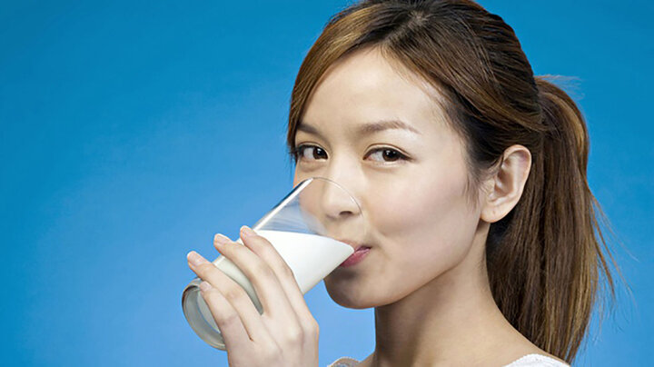 فواید باورنکردنی نوشیدن شیر که از آن بی‌اطلاعید | علائم کمبود ویتامین‌های شیر در بدن چیست؟