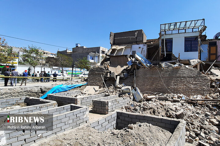 ریزش ساختمان مسکونی به دلیل گودبرداری غیر اصولی در مشهد / تصاویر