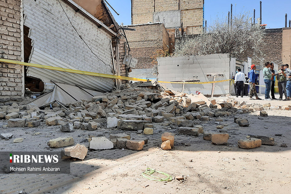 ریزش ساختمان مسکونی به دلیل گودبرداری غیر اصولی در مشهد / تصاویر