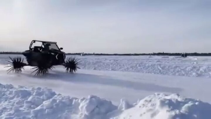 چرخ‌های عجیب و فولادی خودرویی برای عبور از برف / فیلم