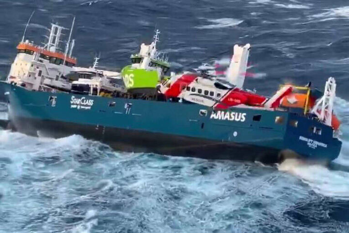 صحنه نجات خدمه کشتی در حال غرق توسط گارد ساحلی نروژ / فیلم