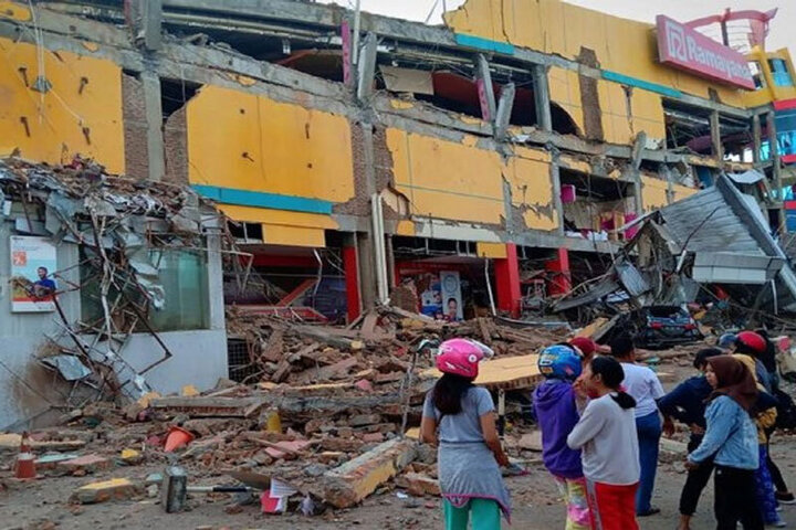  سونامی و جاری شدن سیل بعد از زلزله ۶ ریشتری در اندونزی/ فیلم