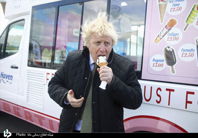 بستنی خوردن نخست وزیر انگلستان در خیابان / عکس