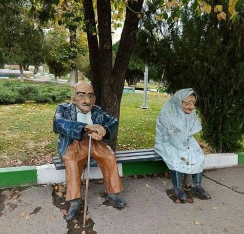 تفاوت‌های عجیب تندیس زوج سالخورده در همدان و لندن/ عکس