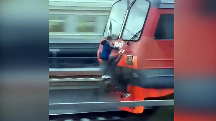 شیطنت خطرناک کودکان با قطار در حال حرکت / فیلم