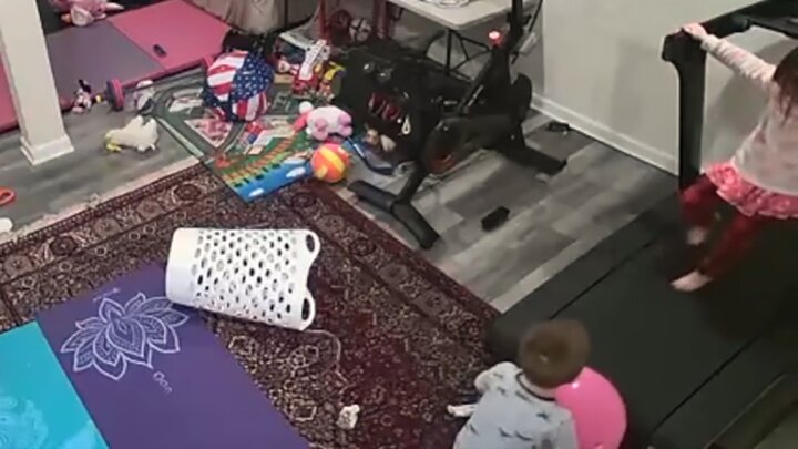 اتفاق هولناک برای یک کودک هنگام بازی با تردمیل/ فیلم