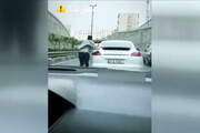 حرکت عجیب و خطرناک یک شهروند تهرانی در بزرگراه ‌/ فیلم