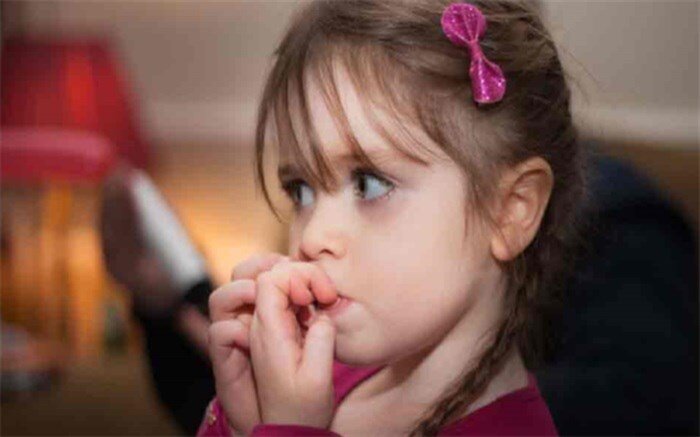 دلیل ناخن جویدن کودکان چیست؟ | چگونه مانع ناخن جویدن در کودک شویم؟