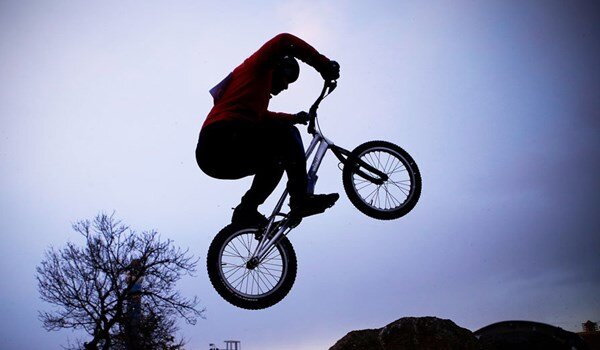 تصاویری زیبا از مسابقات حرکات نمایشی با دوچرخه‌ و موتور / فیلم