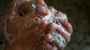 خطرات شستن دست‌ها در سینک آشپزخانه در دوران کرونا