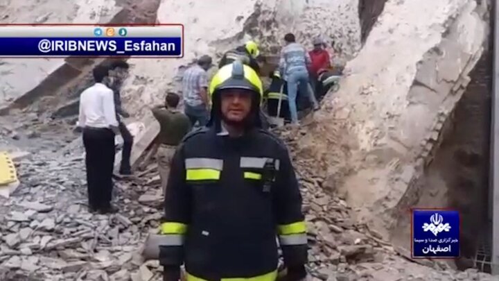 صحنه نجات دو مرد مدفون شده زیر آوار در اصفهان / فیلم