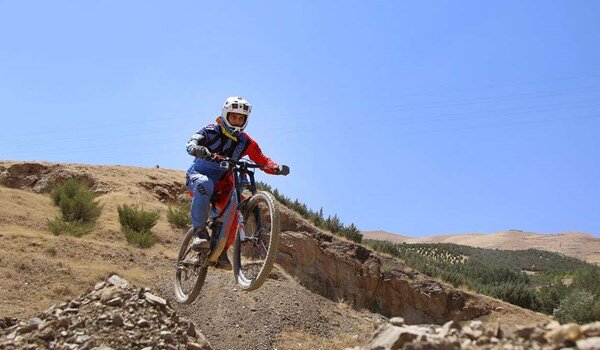 لحظات دلهره‌آور رکاب زدن دوچرخه سوار شجاع بر روی صخره کوه / فیلم