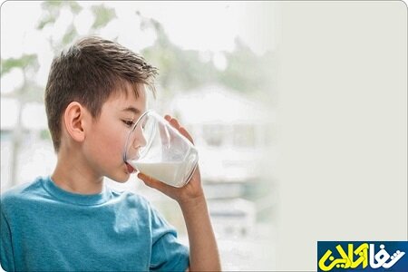۱۵ فایده نوشیدن شیر و بهترین زمان برای مصرف آن