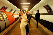 برگزاری جشن عروسی عجیب در مترو! / فیلم
