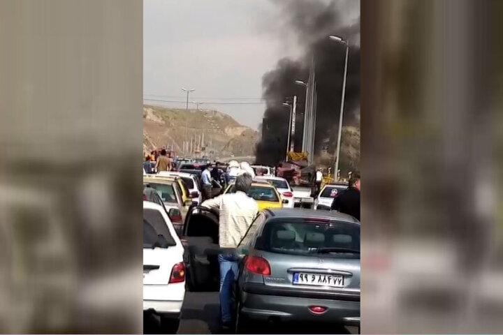 حریق خودرو پژو ۴۰۵ در اتوبان تهران - پردیس / فیلم